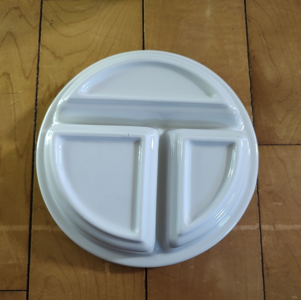 Our Table Simply White Ramen Noodles Ceramic Bowl With Partitioned Lid - Picture 3 of 6